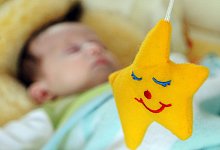 Schlafender S&auml;ugling - Armin Weigel/dpa