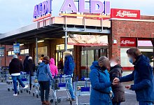 Erst Schlange stehen, dann total ver&auml;rgert sein: Aldi-Kunden, die am fr&uuml;hen Samstagmorgen Corona-Schnelltests kaufen wollten. - Kurt Ehmke
