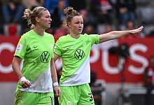 Alexandra Popp und Marina Hegering vom VfL Wolfsburg - Angelika Warmuth/dpa
