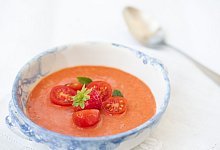 Eine Schale mit Erdbeer-Tomaten-Suppe - Thyra Parthen/dpa-tmn