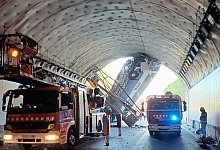 Bus nach Unfall in der Senkrechten - Bombers De La Generalitat/Europapress/dpa