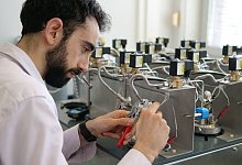 Cyprien Verseux im Labor - Foto: ZARM, Universit&auml;t Bremen/dpa