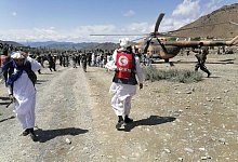 Ein Helfer des Roten Halbmonds in der betroffenen Region Paktika. Bei einem heftigen Erdbeben sind zahlreiche Menschen ums Leben gekommen. - -/Bakhtar News Agency/dpa