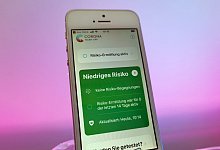 Corona-Warn-App auf einem iPhone 5s - Foto: Christoph Dernbach/dpa