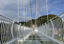 Bach-Long-Glasbr&uuml;cke - Foto: -/Moc Chau Island/dpa