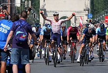 Der frisch gekürte Europameister Fabio Jakobsen (M) fuhr bislang eine starke Saison. - Soeren Stache/dpa