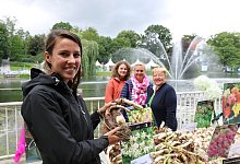 Vorfreude: (von links) Isabeau Koolen von „The Blooming Company" aus den Niederlanden zeigt eine Hakenlilie. Im Hintergrund Stefanie Gräbner vom Staatsbad sowie die Organisatorinnen Katharina Kinkeldey und Birgit Meilenbrock. - Alexandra Schaller