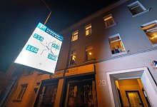 Paderborn, 10. Oktober 2023: Helles Display des Parkleitsystems an der Detmolder Straße - Niklas Tüns