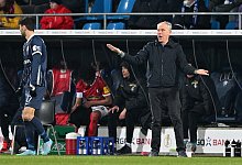 Freiburgs Trainer Christian Streich coacht seine Spieler w&auml;hrend der Partie. - David Inderlied/dpa