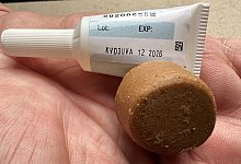 Spot-on-Pr&auml;parat und Tablette - Katja Sponholz/dpa-tmn