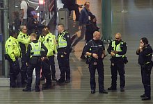 Einsatz am Flughafen - Foto: Peter Dejong/AP/dpa