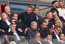 auch bei der WM auf einen starken Bayern-Block um Kapit&auml;n Manuel Neuer: Bundestrainer Hansi Flick (oben/M) auf der Trib&uuml;ne beim FC Bayern. - Robert Michael/dpa