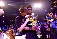 Der deutsche FIFA-Profi Umut (r) ist am Ziel seiner Tr&auml;ume und darf mit der WM-Troph&auml;e in Kopenhagen jubeln. - FIFA/Getty Images/dpa