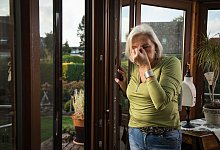 Frau reibt sich die Augen - Christin Klose/dpa-tmn