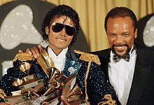 Michael Jackson (l) und US-Musikproduzent Quincy Jones - Doug Pizac/AP/dpa