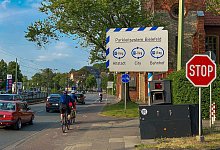 Blitzer "Guntram" steht vor der Martinschule an der Artur-Ladebeck-Stra&szlig;e in Bielefeld. - Andreas Zobe