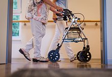 Seniorin und Pflegekraft - Christoph Schmidt/dpa