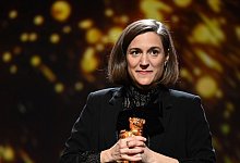 Die spanische Regisseurin Carla Simón mit dem Goldenen Bären für das Drama «Alcarràs» - Monika Skolimowska/dpa-Zentralbild/dpa