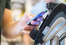 Mit dem Smartphone an der Kasse bezahlen - Franziska Gabbert/dpa-tmn