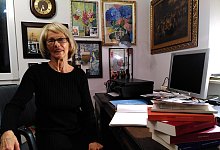 Autorin Sara Simon in ihrem Arbeitszimmer. Rundherum hat sie viele Bilder augehängt. Schreiben, sagt sie, helfe ihr, den Schmerz und ihre Erfahrungen zu ertragen. - Judith Gladow