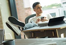 Mann sitzt am Schreibtisch - Christin Klose/dpa-tmn