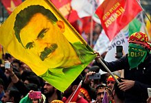 Fahne mit Bild von PKK-Chef Öcalan - Lefteris Pitarakis/AP/dpa