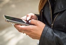 Eine Person tippt auf ihrem Smartphone - Foto: Christin Klose/dpa-tmn