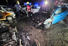Autos brennen auf Parkplatz in Emmerich aus - Guido Schulmann/dpa