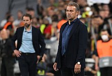 Bundestrainer Hansi Flick (r) steht neben Englands Trainer Gareth Southgate am Spielfeldrand. - Sven Hoppe/dpa