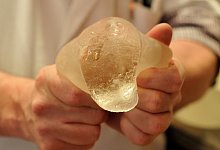 Schadhaftes Brustimplantat - Foto: Bruno Bebert/EPA/dpa