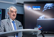 Innenminister Reul besucht die Kriminalinspektion Cybercrime - Guido Kirchner/dpa