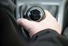 Gangschaltung im Auto - Franziska Gabbert/dpa-tmn
