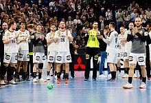 Deutschlands Spieler feiern mit den Zuschauern den Heimsieg gegen die F&auml;r&ouml;er. - Frank Molter/dpa