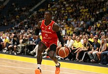 Point Guard Dennis Schröder am Ball. - Matthias Stickel/dpa