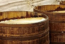 Offene Holzfässer, in denen Bier gart - Tom Nebe/dpa-tmn