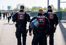 Polizisten am Borussia-Park - David Inderlied/dpa