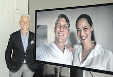 Video-Gru&szlig; von der Schweinsteigers: Unternehmenssprecher Marc Freyberg ist stolz auf die neue Markenstrategie von Brax - Leineweber GmbH & Co. KG. - Natalie Gottwald