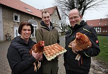 Ohne Legehennen und den Verkauf der Eier hat ihr Hof kaum noch eine Zukunft, da sind sich (von links) Silke, Sebastian und Alexander Horn sicher. -&nbsp; - Bernhard Preu&szlig;
