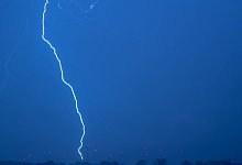 Ein Blitz am Himmel - Jens B&uuml;ttner/dpa-Zentralbild/dpa