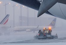 Winter Schnee Eis Flugausfall Rechte Fluggastrechte - Daniel Karmann/dpa/dpa-tmn