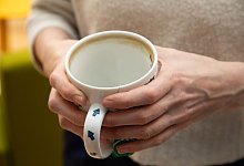 Abfärbungen vom Tee sind in einer Tasse zu sehen - Christin Klose/dpa-tmn