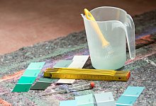 Gr&uuml;ne Farbproben - Christin Klose/dpa-tmn/dpa