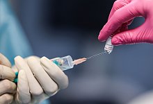 Schönheitschirurgie - Illustration - Oliver Berg/dpa