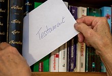Ein Testament wird zwischen B&uuml;chern versteckt - Kai Remmers/dpa Themendienst/dpa