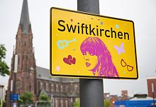 Ortsschild "Swiftkirchen" zu Ehren von Taylor Swift - Bernd Thissen/dpa