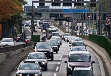 Autoverkehr - Foto: Bernd von Jutrczenka/dpa