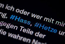 Auf dem Bildschirm eines Smartphones sind die Hashtags Hass und Hetze in einem Twitter-Posting zu sehen. - Fabian Sommer/dpa