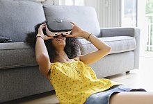 Reisen mit VR-Brille - Foto: Michela Ravasio/Westend61/dpa-tmn