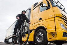Radfahrer neben einem Lastwagen - Foto: Klaus-Dietmar Gabbert