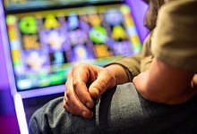 Glücksspielsucht - Sebastian Gollnow/dpa